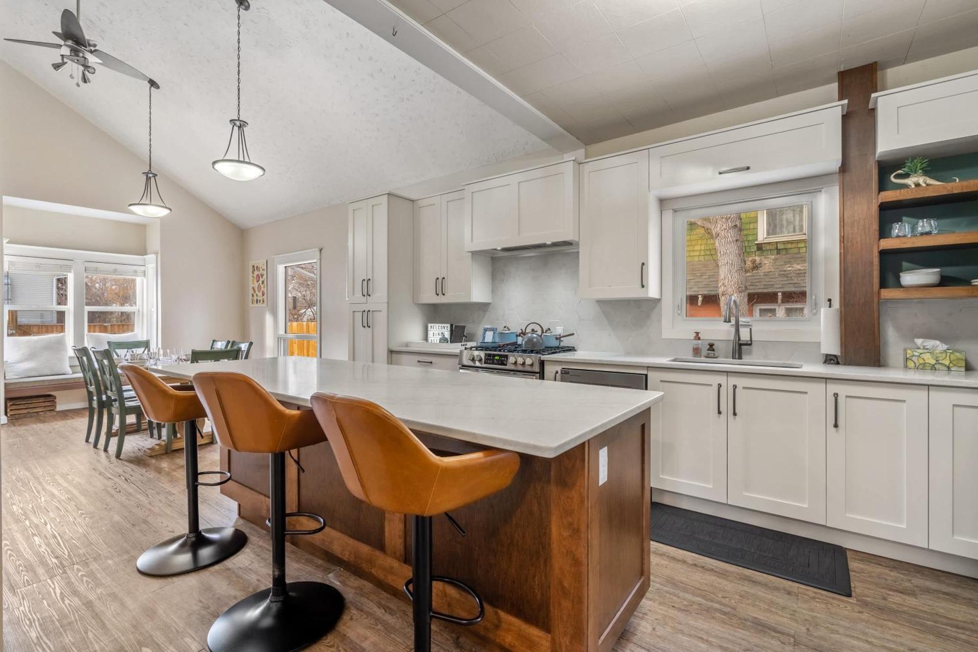 Dinos Last Post - Family Friendly 4 Bedrooms *