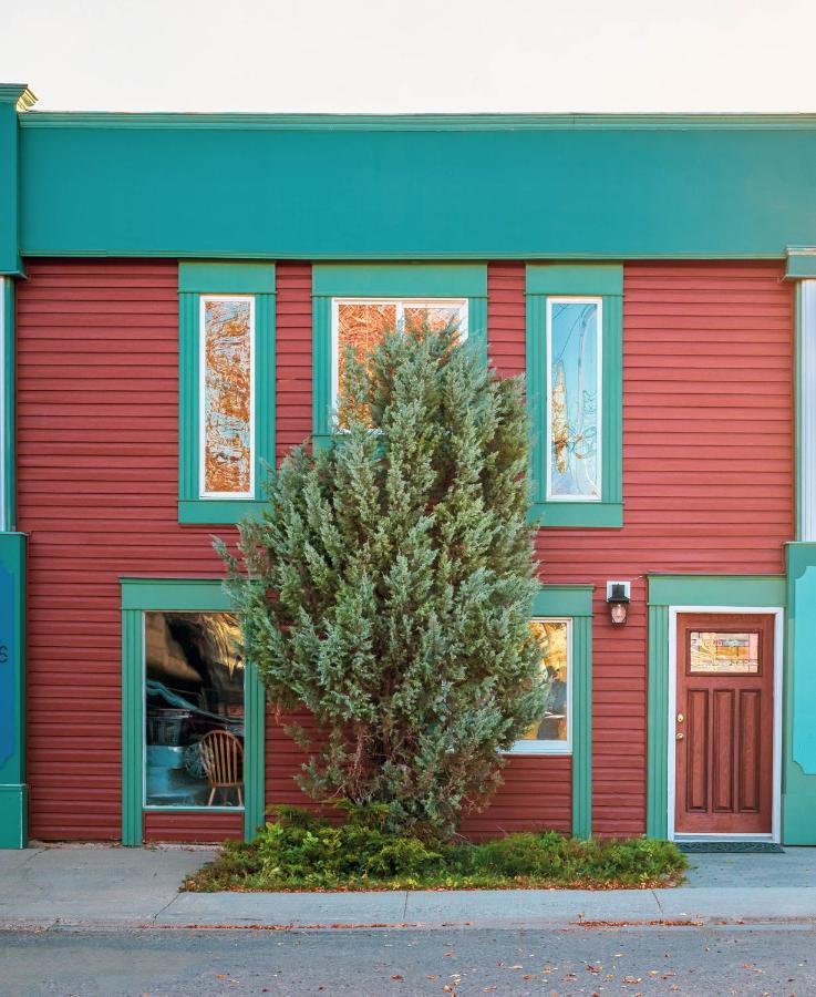 The Hidden Hollow - Downtown Apartment Drumheller