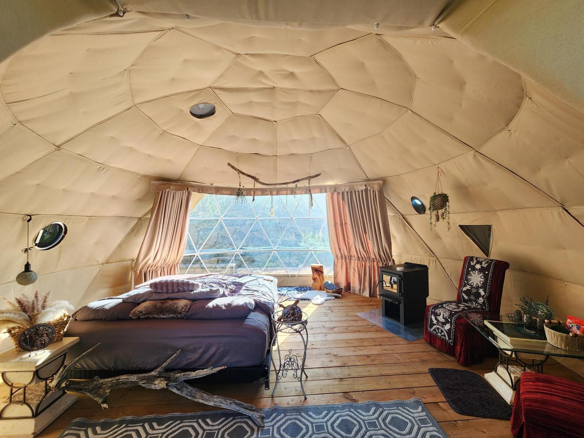 D5 Nordic Nook - 1 King Luxury tent Drumheller