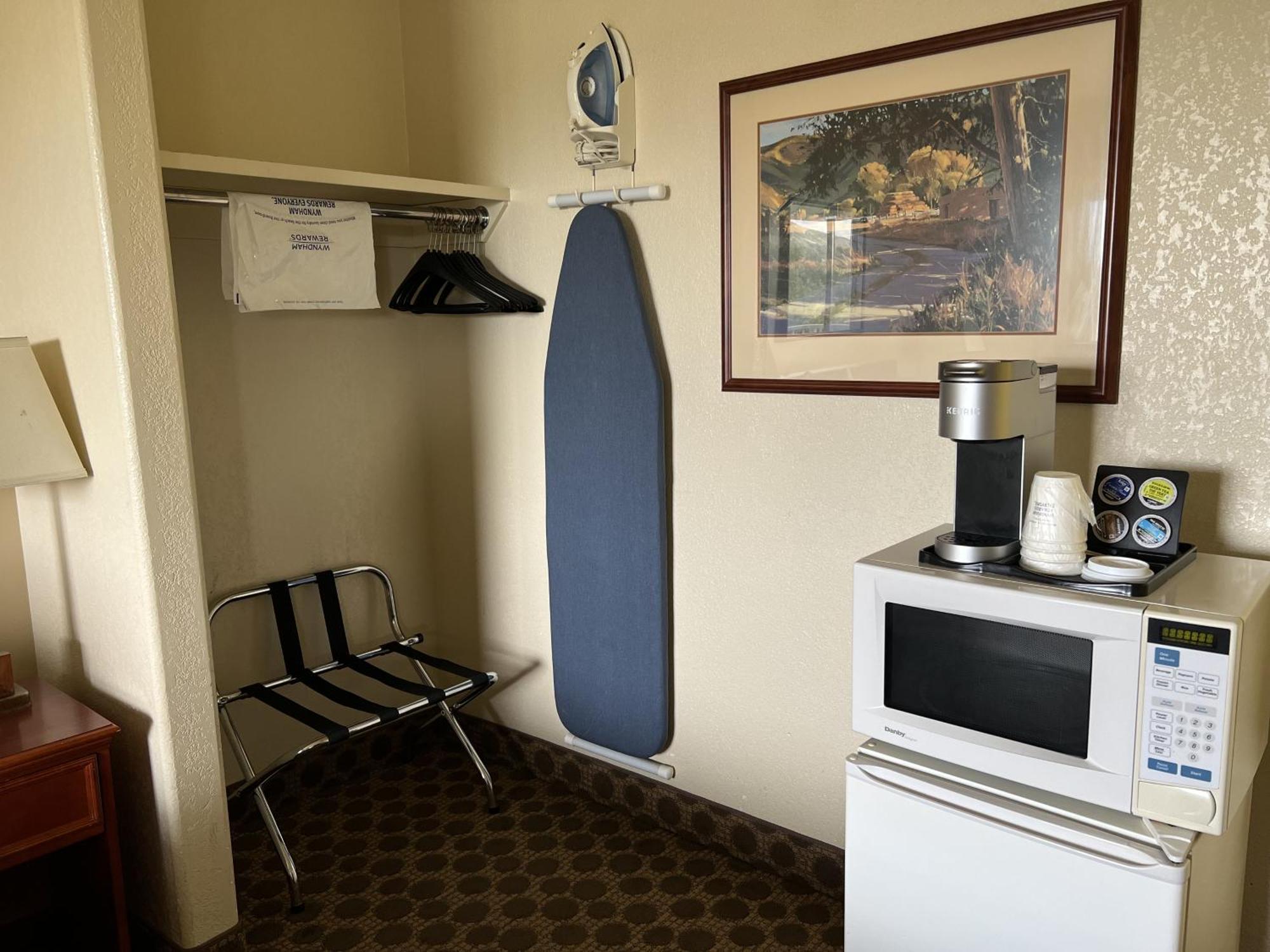 Travelodge By Wyndham Ab Motel