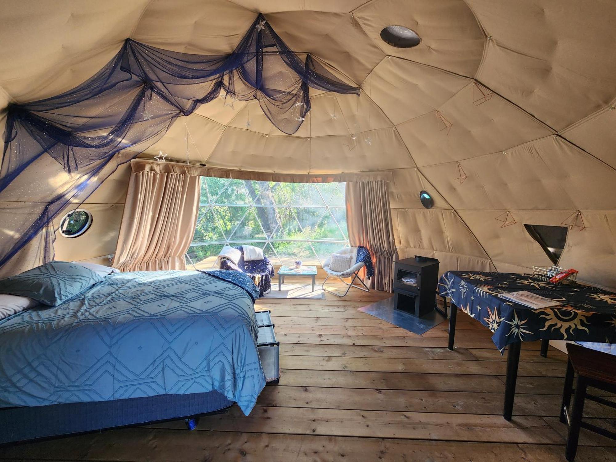 D1 Stargazer Geo Dome- 1 Queen- No Pets Luxury tent Drumheller