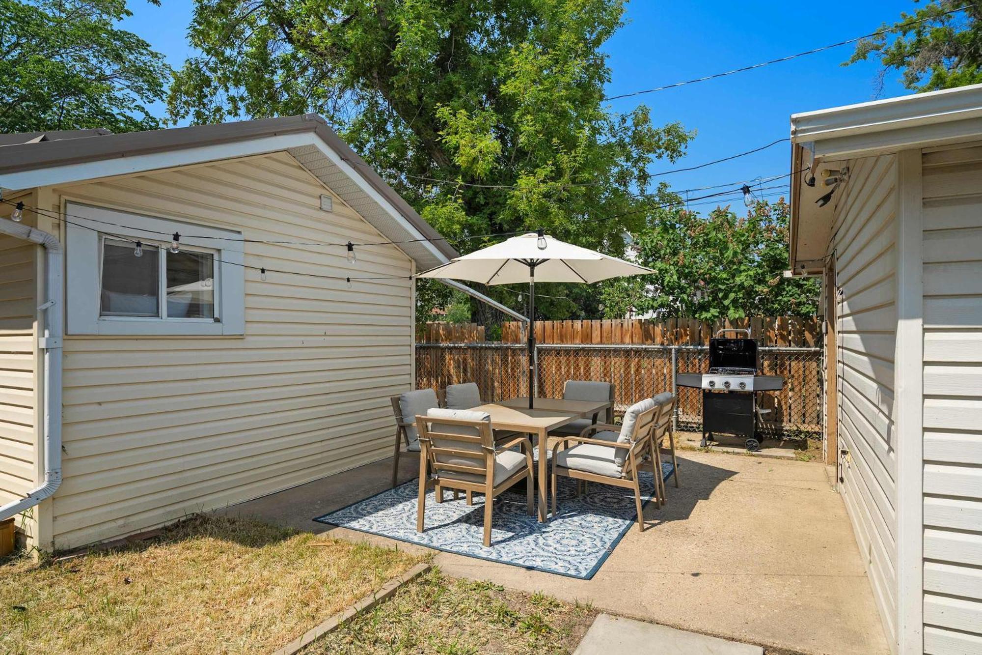 The Canary 2br Gem In Downtown * Drumheller