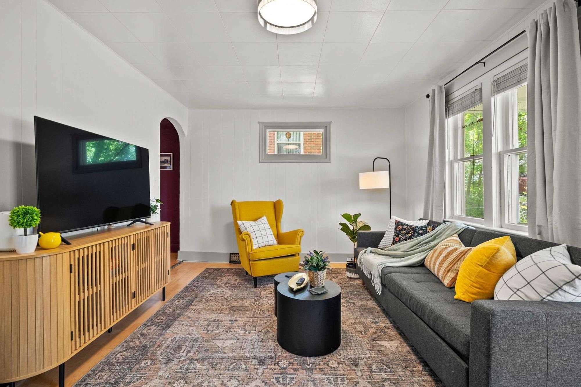 The Canary 2br Gem In Downtown Drumheller