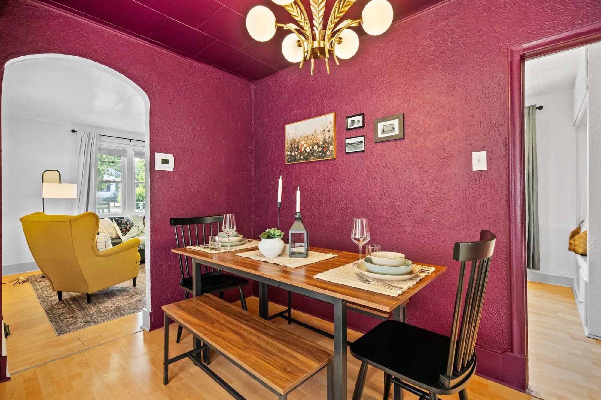 The Canary 2br Gem In Downtown * Drumheller