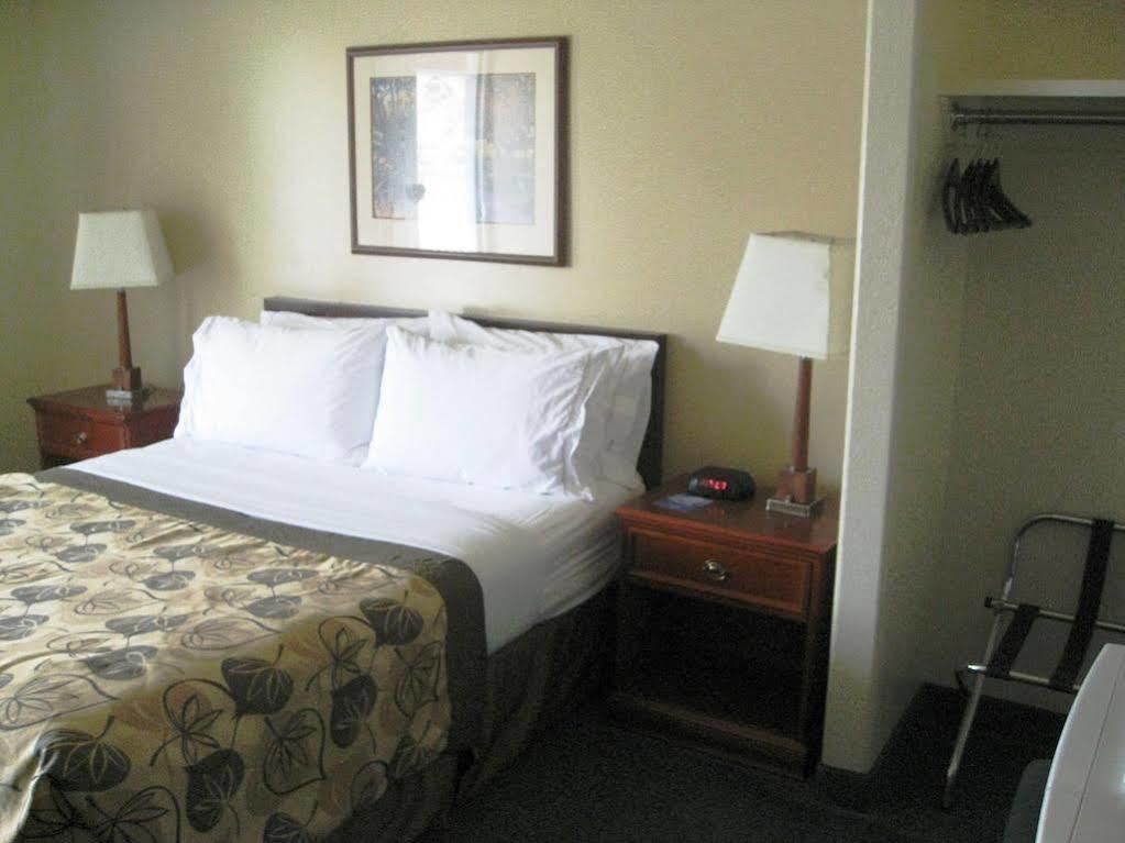 Travelodge By Wyndham Ab Motel 2*