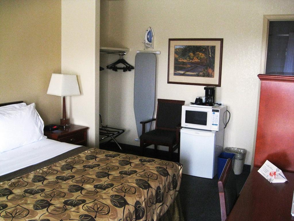Motel Travelodge By Wyndham Ab 2*